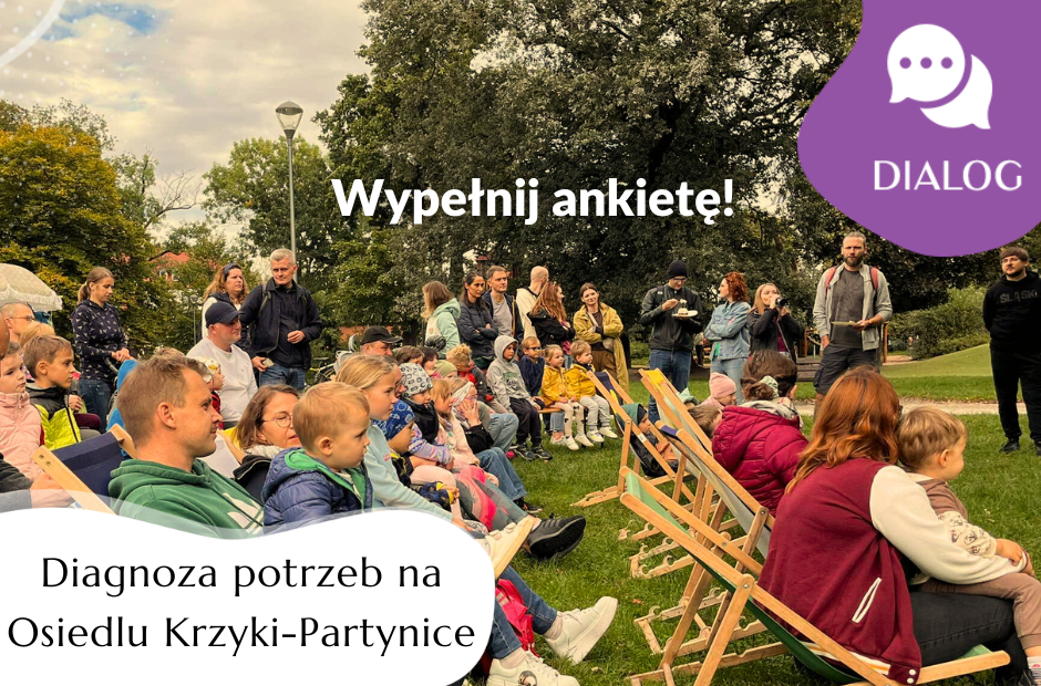 Osoby siedzące na leżakach w parku